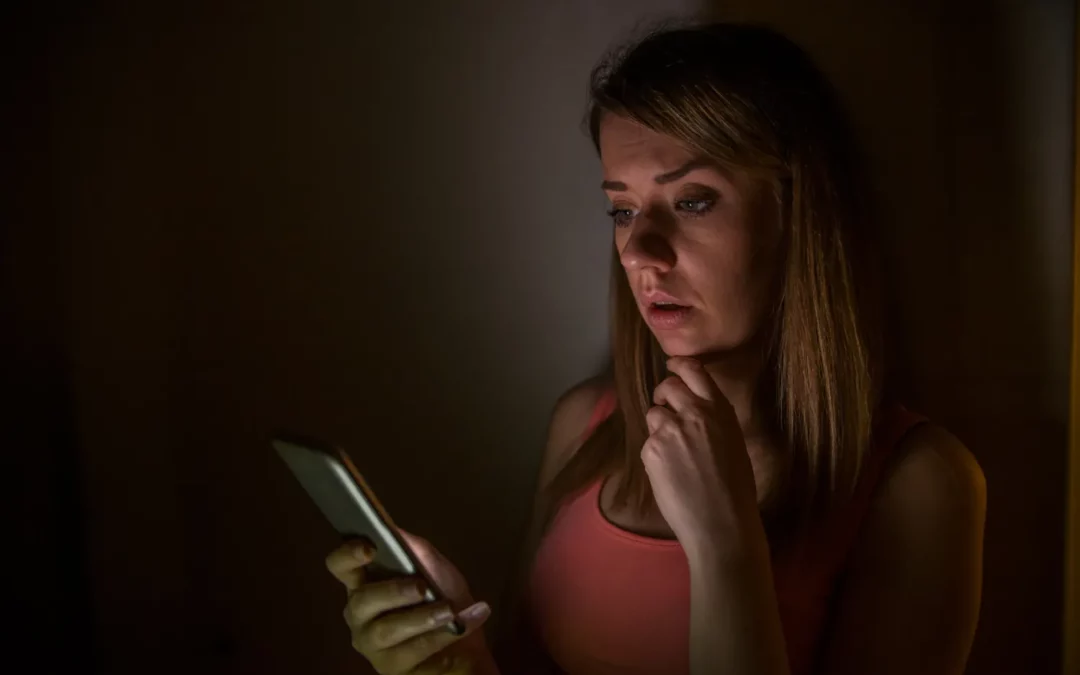 Violencia de género digital: Una nueva forma de control que exige una respuesta legal contundente.