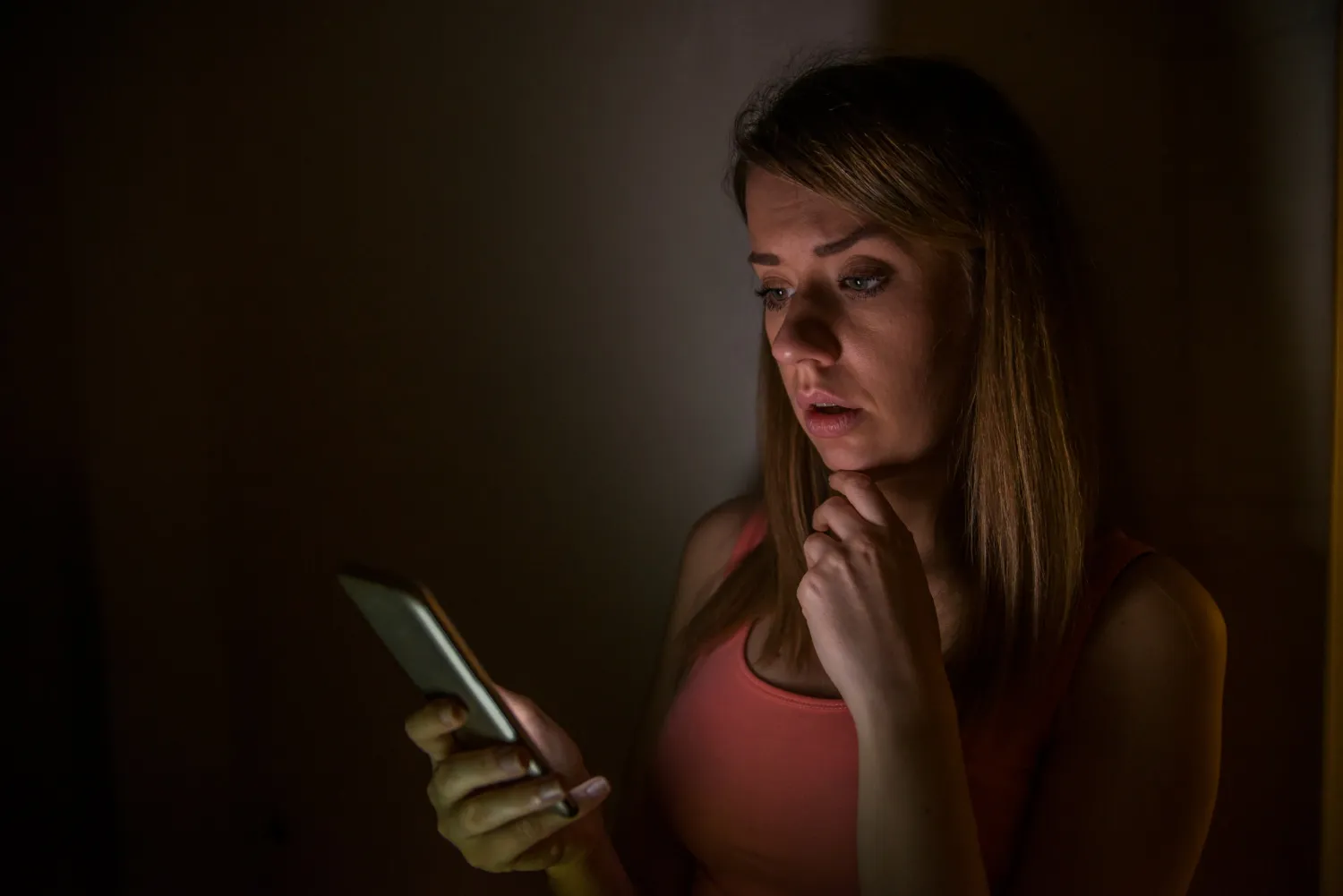Violencia de género digital: Una nueva forma de control que exige una respuesta legal contundente.